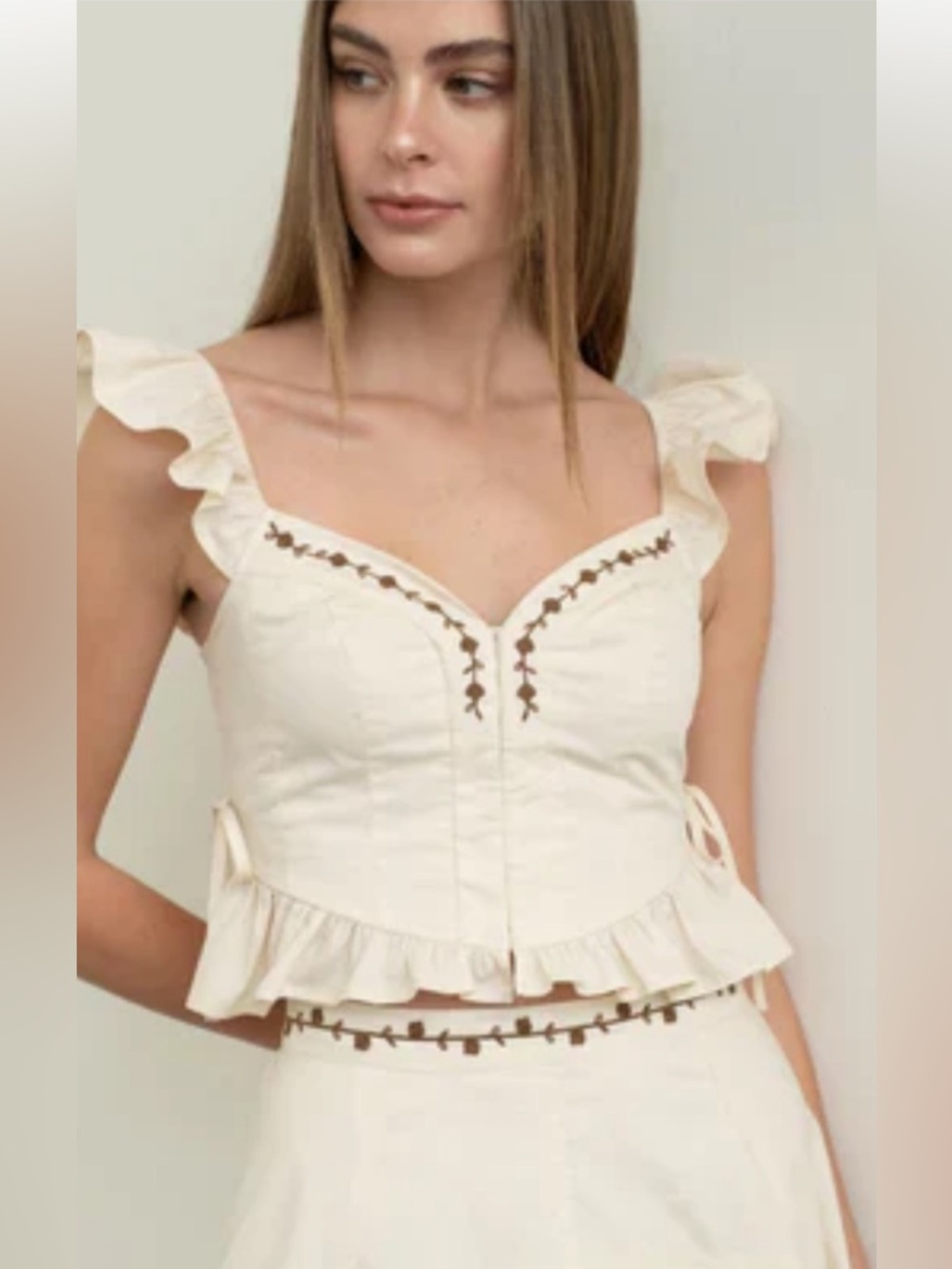 Moon River sweetheart neckline ruffle top. Ivory. Size S. EUC
